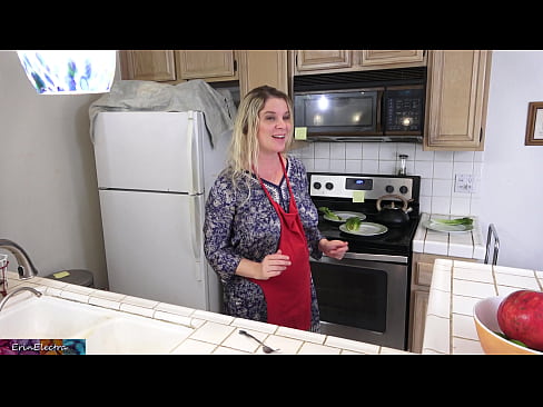 ❤️ Stepmom هن جي تاريخ کان اڳ باورچی خانه ۾ کيس کير پيارڻ ️❌ جنس